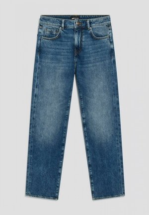 Jean bleu droit avec poches avant, passants de ceinture, fermeture par boutons et légère décoloration aux cuisses et aux genoux.