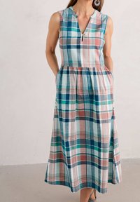 Sukienka maxi w wielokolorowy wzór w kratę z odcieniami niebieskiego, różowego i zielonego. Bez rękawów, z dekoltem w serek i kieszeniami po bokach.