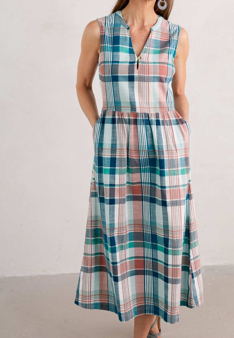 Sukienka maxi w wielokolorowy wzór w kratę z odcieniami niebieskiego, różowego i zielonego. Bez rękawów, z dekoltem w serek i kieszeniami po bokach.