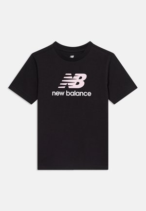 Μαύρο κοντομάνικο T-shirt με ροζ και λευκό λογότυπο και κείμενο New Balance στο κέντρο μπροστά.