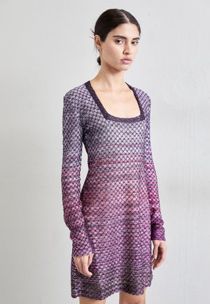 Πλεκτό φόρεμα με μακριά μανίκια, τετράγωνη λαιμόκοψη, με κλιμακωτό σχέδιο από μωβ σε ροζ, με υφή και διακριτή λάμψη.