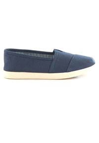 Bottines de toile navy à enfiler avec un bout arrondi, semelle en caoutchouc beige et doublure intérieure rayée. Présente un détail de couture sur la tige.