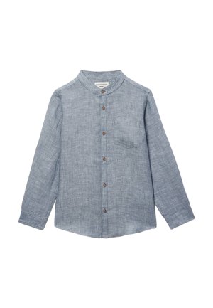 Chemise en lin bleu clair à manches longues avec col montant, boutons marron sur le devant et une poche poitrine sur fond blanc.