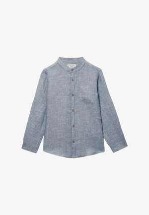 Chemise en lin bleu clair à manches longues avec col montant, boutons marron sur le devant et une poche poitrine sur fond blanc.