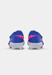 Blå og pink Nike Mercurial fodboldstøvler vist fra bagsiden med hvide såler og knopper på en hvid baggrund.