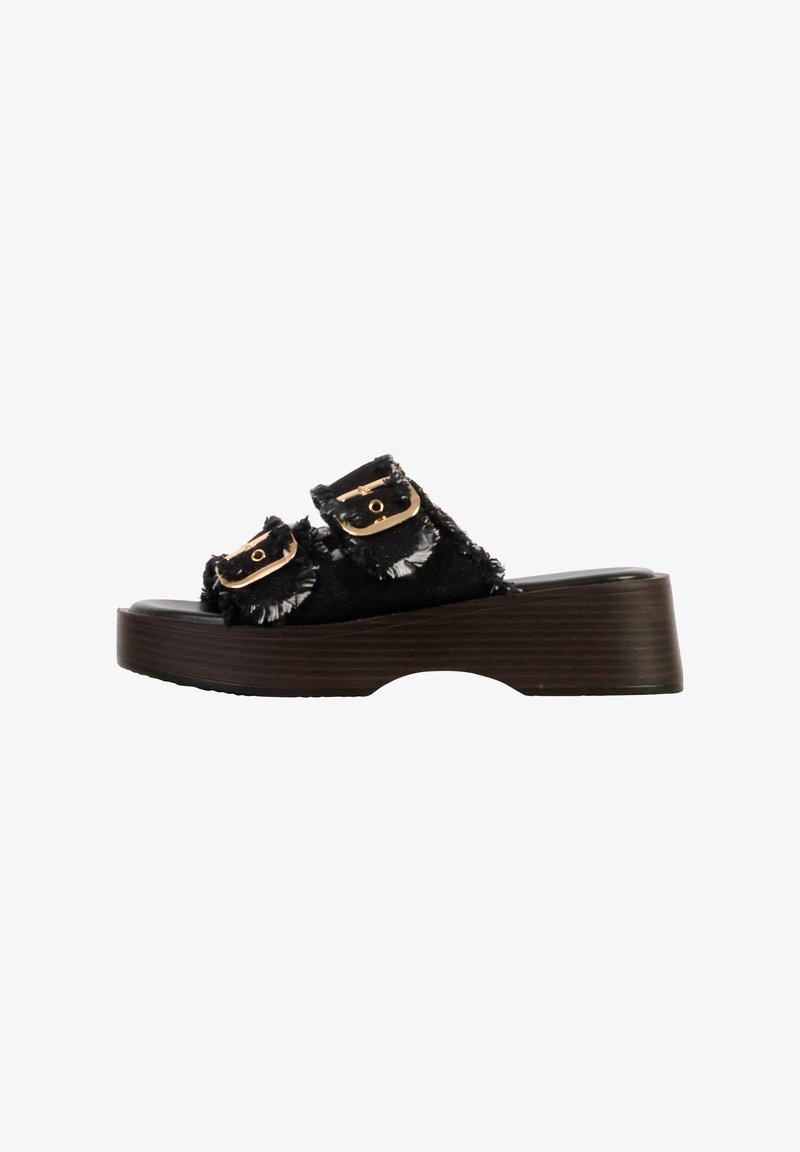 Sandale à plateforme noire avec deux lanières en tissu effiloché et boucles dorées, dotée d’une semelle à texture bois et d’une légère découpe à la voûte plantaire.