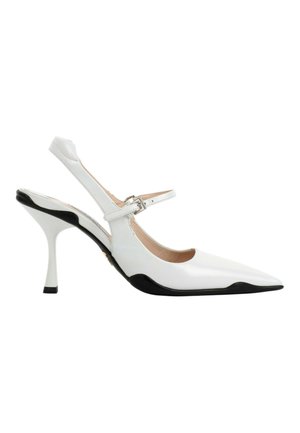 Hvid læder slingback højhælet sko med spids tå, sorte såldetaljer og en lille spænde rem over foden.