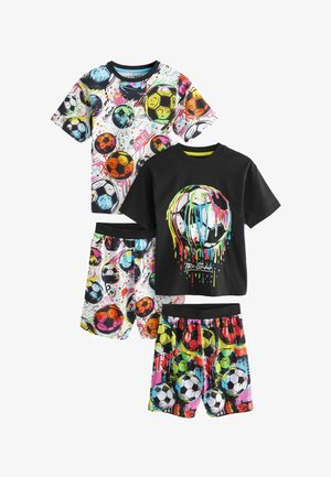 Dos conjuntos de pijamas infantiles que presentan estampados de balones de fútbol coloridos y gráficos. Incluye una camiseta negra y pantalones cortos, y una camisa blanca con un patrón y pantalones cortos a juego.