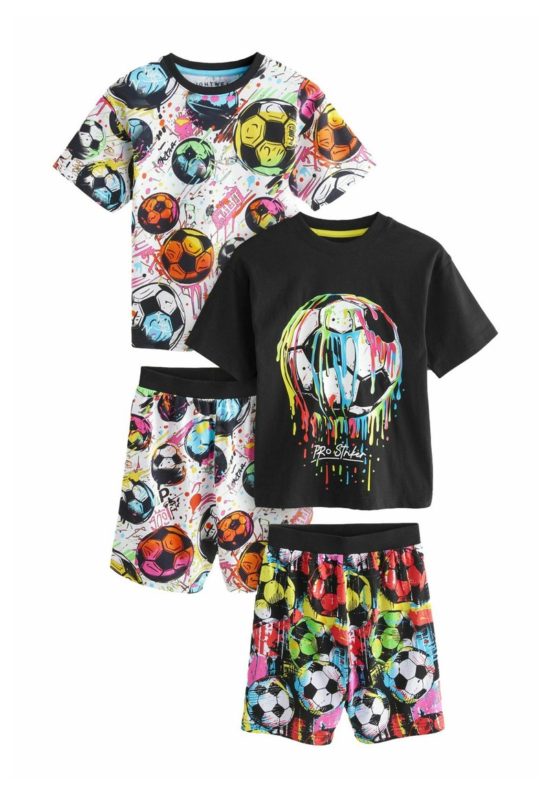 Dos conjuntos de pijamas infantiles que presentan estampados de balones de fútbol coloridos y gráficos. Incluye una camiseta negra y pantalones cortos, y una camisa blanca con un patrón y pantalones cortos a juego.