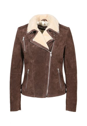 Veste de moto en suede marron avec un col en fausse fourrure crème et des poches zippées, présentée sur un fond blanc uni.