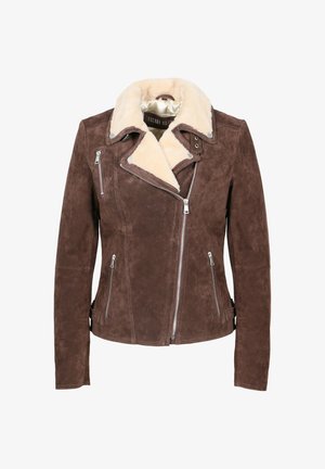 Braune Wildleder-Motorradjacke mit einem cremefarbenen, Kunstschafslederkragen und Reißverschlusstaschen, präsentiert auf einem schlichten weißen Hintergrund.