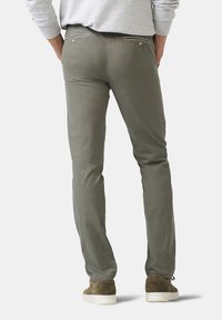Olivengrønne, slim-fit bukser lavet af blødt stof; har to baglommer med knaplukninger og subtile syningsdetaljer.