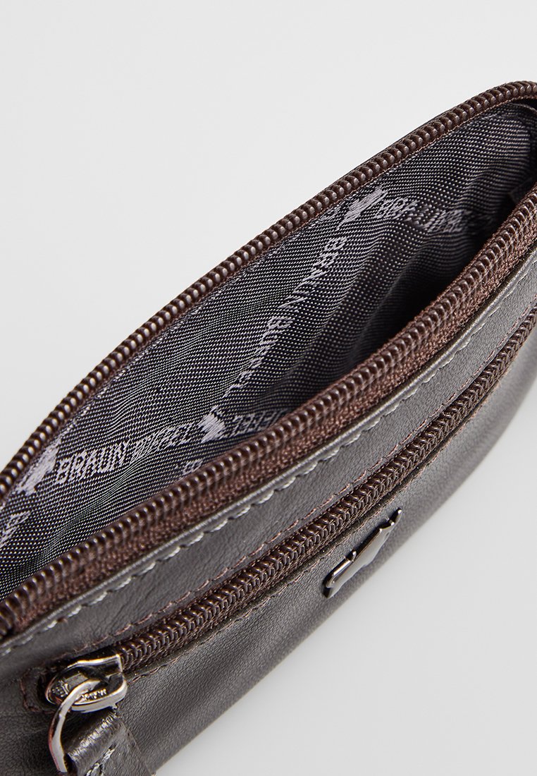 Grauer Leder-Geldbeutel mit braunem Reißverschluss, ausgestattet mit einer strukturierten Innenauskleidung. Entworfen mit einem schlanken Profil und einem kleinen Metallelement.