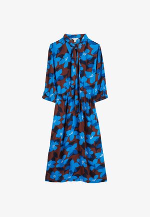 Midi-jurk met blauw bloemenpatroon op een bruine achtergrond, lange mouwen en een striknek.