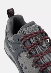 Grau schwarzer Wanderschuh mit rot gemusterten Schnürsenkeln, Mesh- und Wildleder-Obermaterial, mit Regatta Great Outdoors und Isotex Branding auf der Zunge.