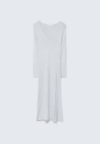 Robe tricotée gris clair avec un décolleté en V, des manches longues et un ourlet évasé. La texture est douce et côtelée, créant une silhouette simple et élégante.