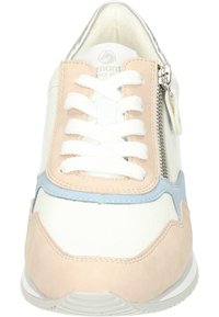Zapatillas de piel blanca con acentos de ante rosa claro y azul. Presentan un diseño cosido y una cremallera lateral. Cintas blancas.