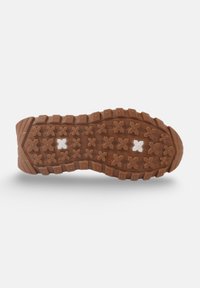 Semelle de chaussure en caoutchouc marron avec un motif de semelle hexagonal et en forme d'étoile, présentant un bord lisse et une surface texturée pour une meilleure adhérence.