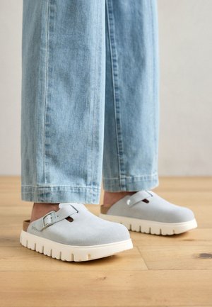 BOSTON CHUNKY LEVE NARROW - Mules - baby blue