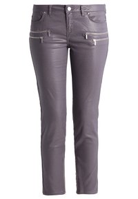 Jeans ajustados grises con una textura suave y brillante, que cuentan con dos bolsillos frontales con cremallera y cremalleras en los tobillos. Incluye detalles de metal.