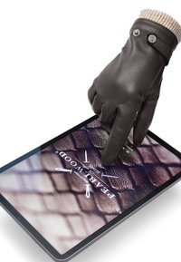 Brun læderhandske med en tætsiddende design, der rører ved en tablet-skærm, som viser en tekstureret baggrund og tekst, placeret på en hvid overflade.