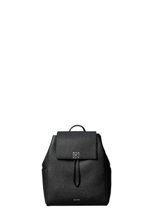 Calvin Klein CALVIN KLEIN EMBLEM LOGO HARDWARE FLAP BACKPACK - Zaino - black
