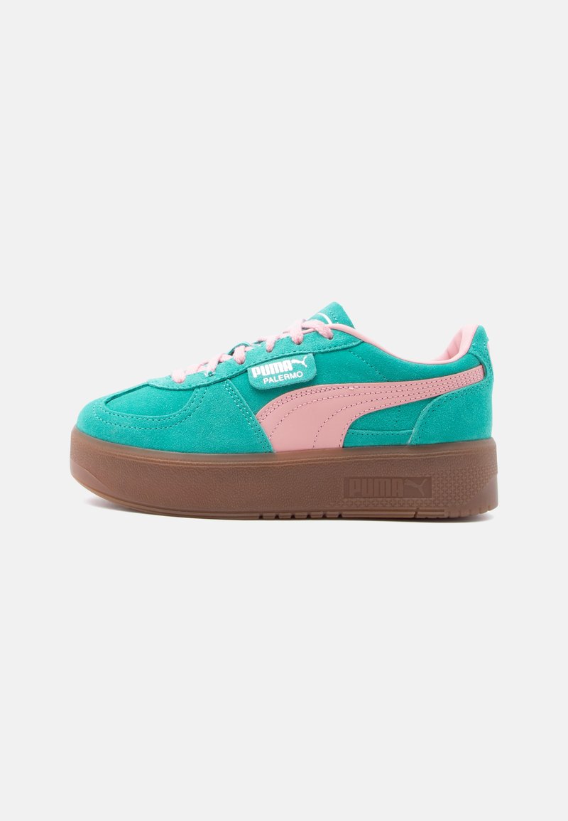 Baskets Puma Palermo bleu sarcelle et rose avec semelle épaisse brune, logo latéral et lacets roses, vues de côté extérieur sur fond blanc.