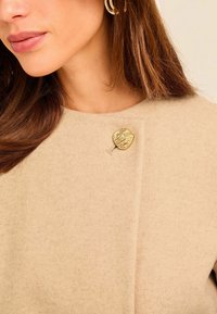 Lipsy REGULAR FIT - COLLARLESS BELTED SMART - Īss mētelis - beige