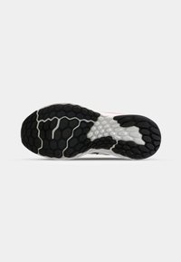 Sorte og hvide mønstrede sneakersål med hexagonal tekstur. Har honningkombination og rillede detaljer, der giver greb og holdbarhed.