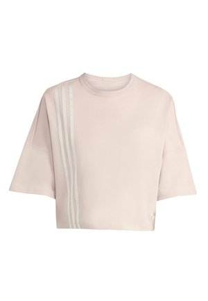 T-shirt cropped rosa chiaro con maniche corte larghe, collo a coste e tre righe verticali bianche lungo il lato sinistro. Tessuto morbido.