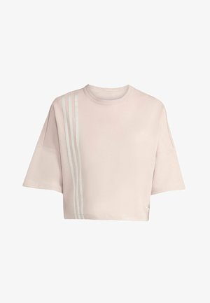 Ljusrosa kortärmad t-shirt med vida korta ärmar, ribbad halsringning och tre vita vertikala ränder längs vänster sida. Mjuk tygtextur.