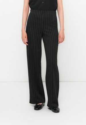 Svarte vide bukser med vertikale hvite pinstriper, laget av glatty stoff, med høy midje og skreddersydd passform.