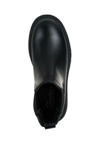 Bota de tobillo de cuero negro con acabado liso, paneles laterales elásticos, plantilla acolchada etiquetada como "Memory Foam" y suela de caucho duradera.