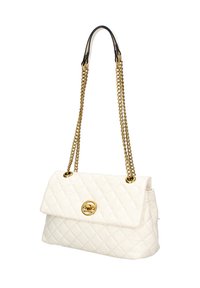 Borsa a tracolla crema trapuntata con chiusura a patta, tracolla in catena dorata e accento con logo circolare. Texture liscia con una forma strutturata.