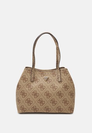 Tote taske lavet af mønstret beige stof, med brandlogo, to hanke, en trekantet logoaccent og en struktureret form.