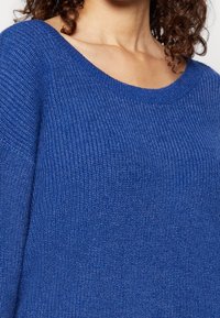 Cream Stickad tröja - blue