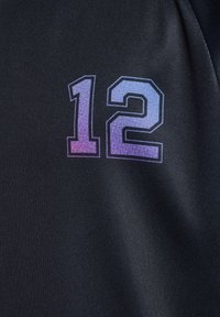 Zwarte stof heeft een groot, verloopnummer "12" in paarse tot blauwe tinten, met een textuurafwerking. Het ontwerp is eenvoudig en strak.