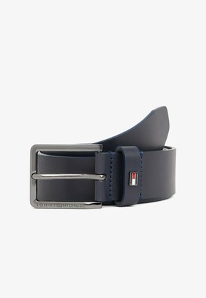 Navyblauer Leder-Gürtel mit einer silbernen Metallschnalle, die einen blauen Akzent und ein Logo aufweist. Mit Nähdetails und einem eleganten Design.