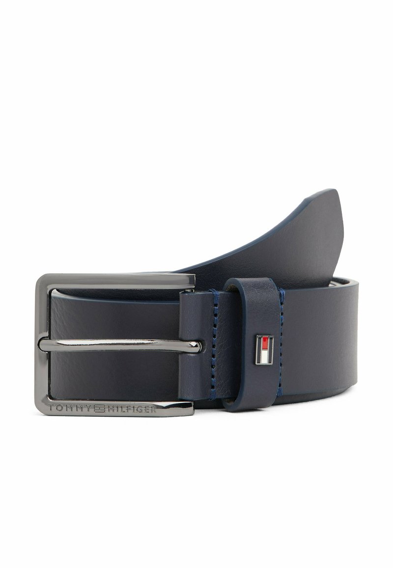 Navyblauer Leder-Gürtel mit einer silbernen Metallschnalle, die einen blauen Akzent und ein Logo aufweist. Mit Nähdetails und einem eleganten Design.