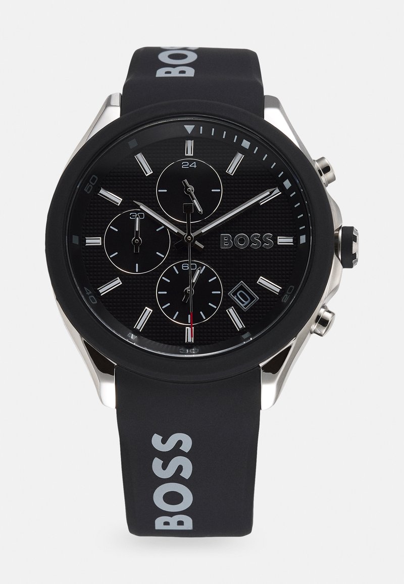 Orologio con cinturino in silicone nero, quadrante nero testurizzato, dettagli color argento, tre sottodial e visualizzazione della data. Presenta il marchio "BOSS".