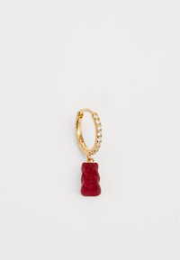 Boucle d'oreille en or avec un charme en forme de ourson en gélatine rouge, présentant une texture lisse et des traits du visage détaillés, rehaussée de petites pierres précieuses claires.