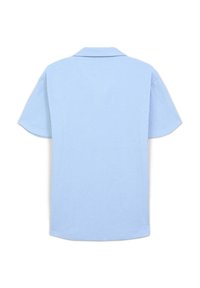 Camicia azzurra a maniche corte con colletto polo. Realizzata in tessuto testurizzato, taglio dritto e orlo arrotondato. Design semplice e minimal.