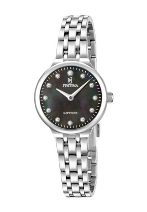 Silberne Metallarmbanduhr mit schwarzem Zifferblatt, Kristallstundenmarkierungen, zwei Zeigern, Festina-Logo und dem Text "Sapphire" auf dem Zifferblatt.