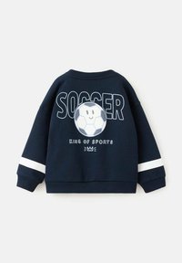 Tmavě modrá mikina s nápisem "SOCCER" a obrázkem usměvavého fotbalového míče na zádech, s bílými pruhy na rukávech a žebrovaným lemem.