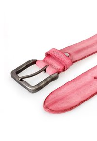 Roter Leder Gürtel mit einer abgenutzten Metallschnalle. Glatte Oberfläche, einfaches Design und eine leicht abgetragene Verarbeitung an den Kanten.