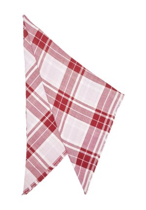 Tissu en coton à carreaux rouge et blanc, présentant un motif carré avec des bords effilochés, replié en forme triangulaire.