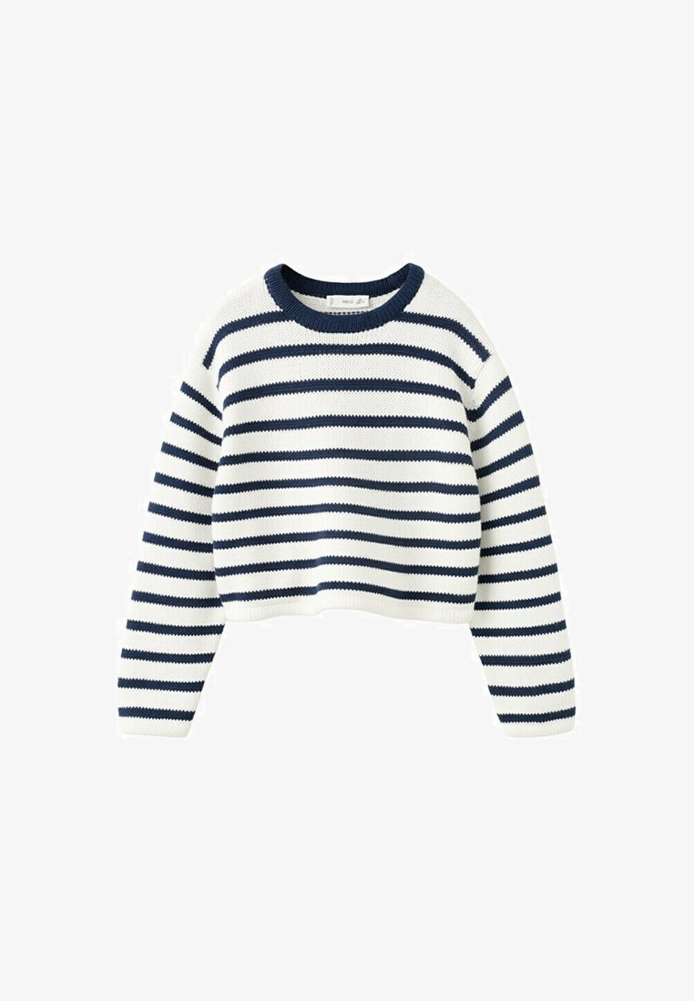 Bílý pletený krátký svetr s tmavě modrými horizontálními pruhy a tmavě modrým kulatým výstřihem, zobrazený na bílém pozadí.