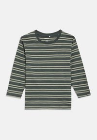 Tmavozelená košeľa s dlhým rukávom so svetlosivými horizontálnymi pruhmi, okrúhlym výstrihom a štítkom vo vnútri goliera.