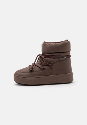 Bota de invierno acolchada marrón con suela gruesa y cordones envueltos alrededor del área del tobillo, mostrada de lado sobre un fondo blanco.