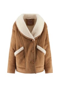 Giacca in finta suede marrone con un ampio colletto in shearling crema, tre bottoni frontali e due tasche laterali con bordo in shearling.